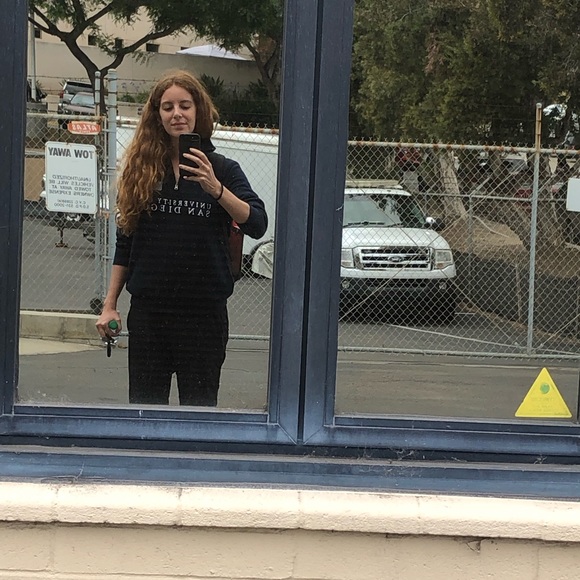 Meet your Posher, Lily   Instagram: @lilyflowerzzz - Picture 6 of 6